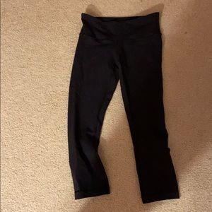 Black lululemon cropped legging
